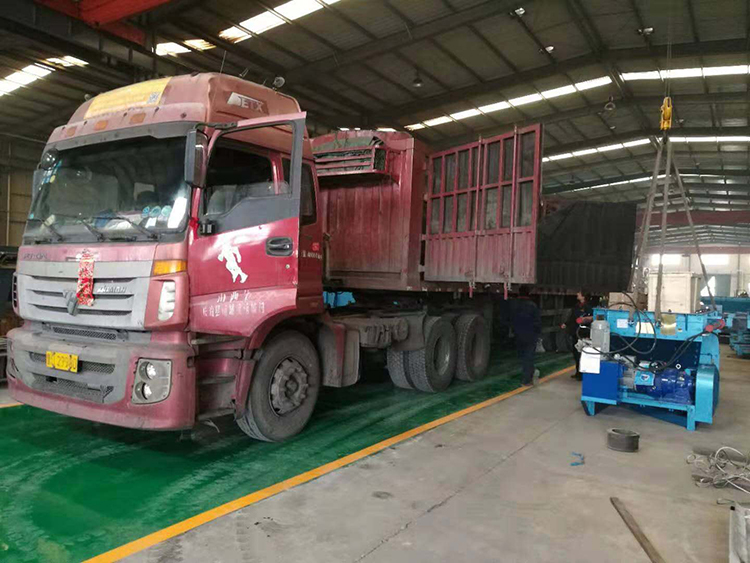 山東東達(dá)4臺往復(fù)式給煤機(jī)裝車發(fā)往山西
