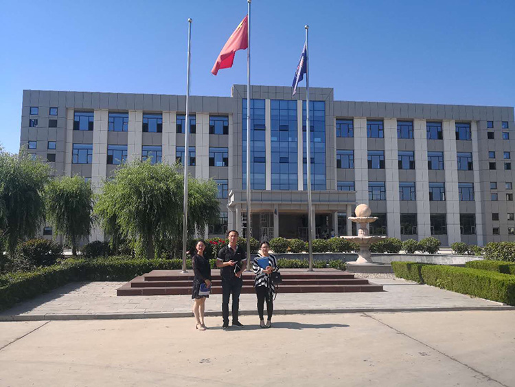 熱烈歡迎新疆客戶蒞臨山東東達(dá)采購給煤機(jī)